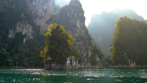 Sun shines on three karst rocks in Cheow Lan Lake (or Ratchaprapa Dam) Vidéo 85842012