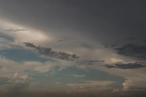 The sun shines through the clouds in the evening sky with dramatic light. Foto stock