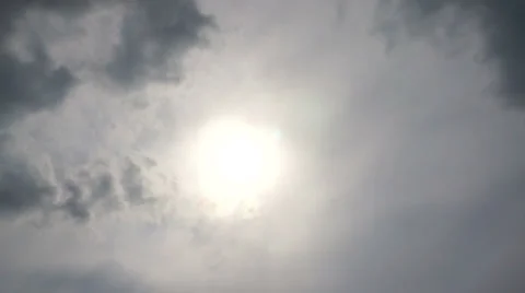 The sun shines through the clouds on an overcast day. Time laps. Stock-Footage 37751672