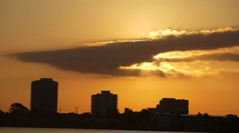Sun shines through clouds at sunrise Vídeo Stock 2536625