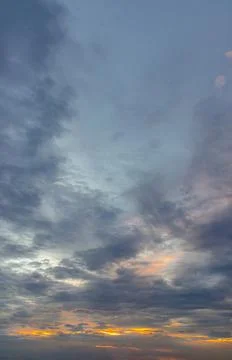 The sun shines through the clouds in the sunset sky with dramatic light. Foto stock