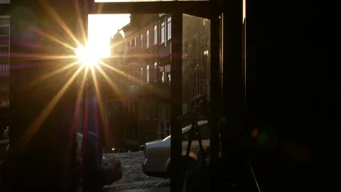 Sun shines through the doorway of a cafe. Porto, Portugal, 13.10.2025 Vidéo 335107013