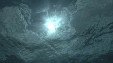 Sun shines through ocean 動画素材 1102061