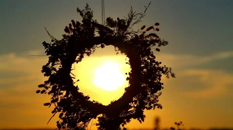 The sun shines through the wreath. Stock Footage 40391472