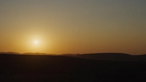 Sun shining in desert landscape on warm hot weather in arid barren hill and Vídeo Stock 332592606