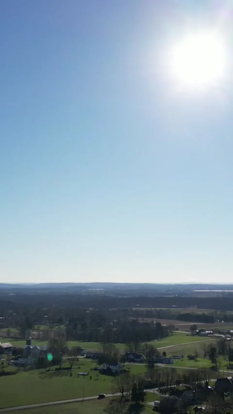 Sun shining down on landscape/farm 動画素材 225525427