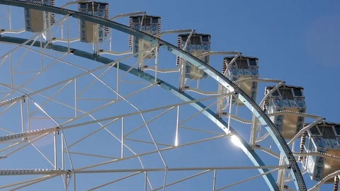Sun shining on a moving ferris wheel Stock Footage 118827821