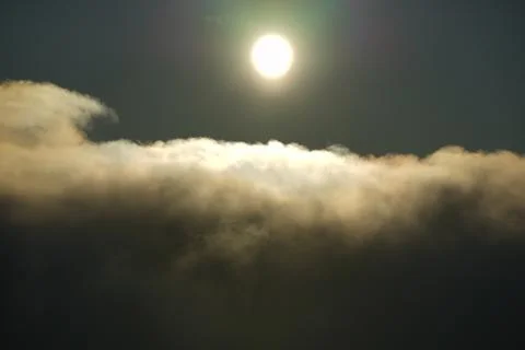 The sun shining over the clouds in the sky. Foto stock