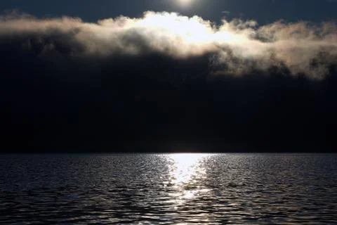 The sun shining over the clouds in the sky. Foto stock