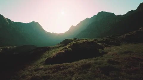 Sun Shining Over Mountain Range Ilustração Stock
