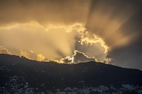 The sun is shining through the clouds, creating a beautiful Stock-Fotos