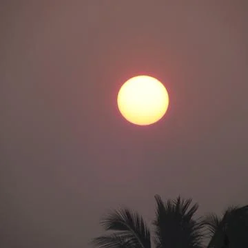 Sun shining through clouds Stockfoto's