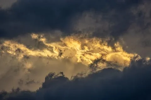 Sun shining through clouds on a stormy day Foto stock
