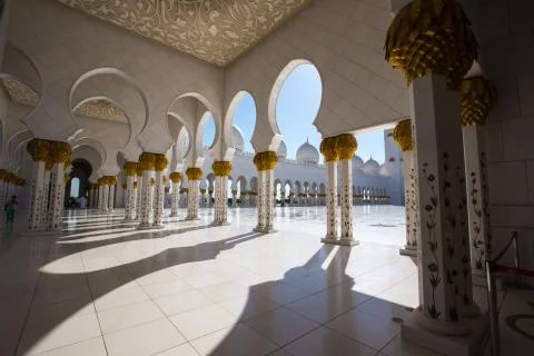 Sun shining through the columns at the Sheikh Zayed Grand Mosque in Abu Dhabi Stock Photos