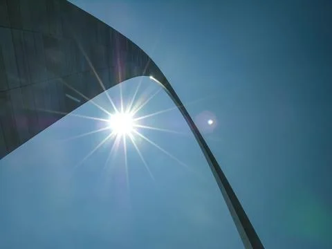 Sun Shining Through the Gateway Arch in St. Louis Foto stock
