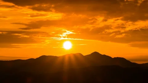 Sun shining through the mountain ridge. Time lapse. Zoom in 库存影片 145742752