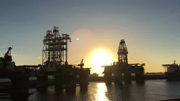 Sun shining through oil platforms in a harbor of Las Palmas de Gran Canaria Stockbeeldmateriaal 86084279