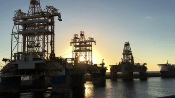 Sun shining through oil platforms in a harbor of Las Palmas de Gran Canaria Stockbeeldmateriaal 86084341