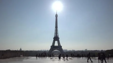Sun shinning over Eiffel tower, morning light Fotos Stock