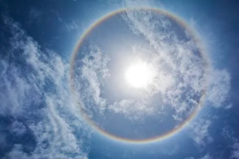 Sun with sircular rainbow and clouds Foto stock