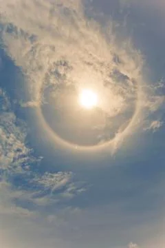 Sun with sircular rainbow and clouds Foto stock