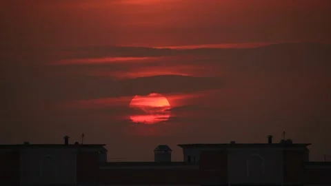 Sun slowly goes down during sunset. Sunset over urban city silhouette Видео 152903596
