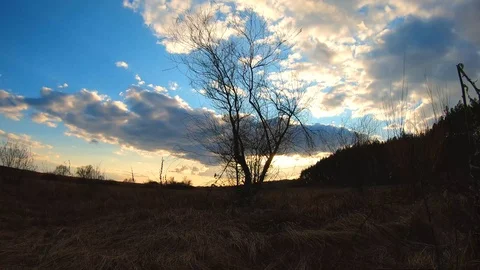 The sun slowly peeks out from behind the clouds. Time lapse. Video stock 126791863