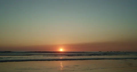 Sun slowly sets beyond horizon 스톡 동영상 138324658