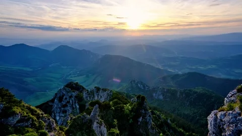 The sun slowly setting behind the clouds, the sun's rays illuminate the idyllic Видео 301648009