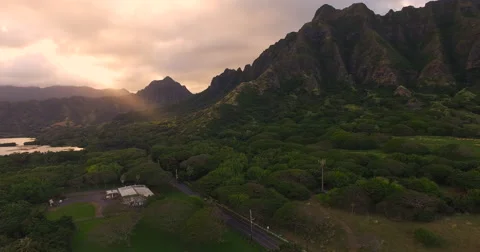 Sun Streak over Ko'olau Mountains - Oahu, Hawaii - 4k footage Stock-Footage 59944197