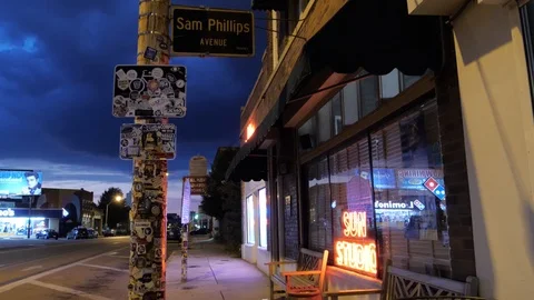 SUN STUDIO MEMPHIS, TENNESSEE - CIRCA 2018: Street night timelapse Vidéo 95732031