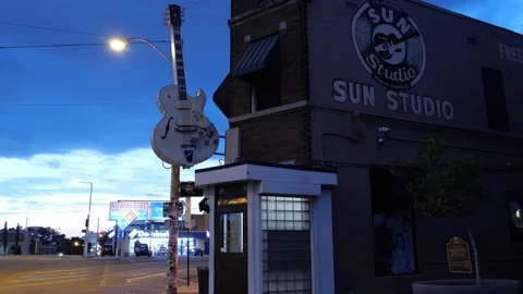 SUN STUDIO MEMPHIS, TENNESSEE - CIRCA 2018: Street night timelapse Vidéo 95732046