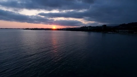 Sun at sunset Reflected on the sea seashore cityscape sunset on the horizon Vídeos de archivo 114580276