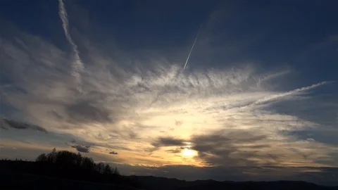 Sun at sunset seen through the sparse white clouds 스톡 동영상 91900522