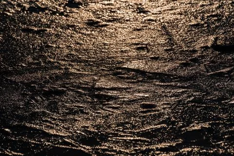 Sun on the texture of ice of a winter lake in a dark key Foto stock
