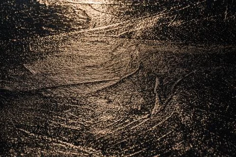 Sun on the texture of ice of a winter lake in a dark key Foto stock