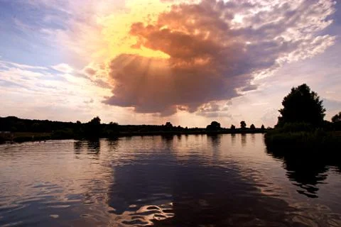 Sun through cloud Stock-Fotos