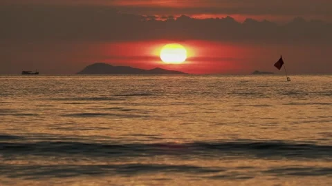 Sun touching horizon over tropical sea Vídeos de archivo 330938475