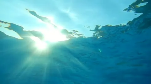 Sun, underwater view. Видео 12029406