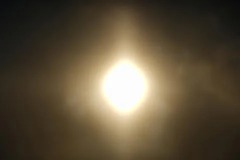 Sun view through thick clouds. Foto stock