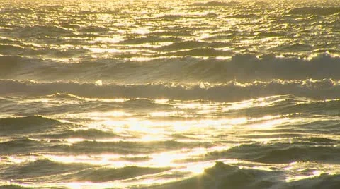 Sun on waves 動画素材 10588483
