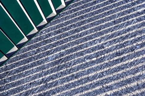 Sun White lines flow on black asphalt. The white lines against the black asphalt Foto stock