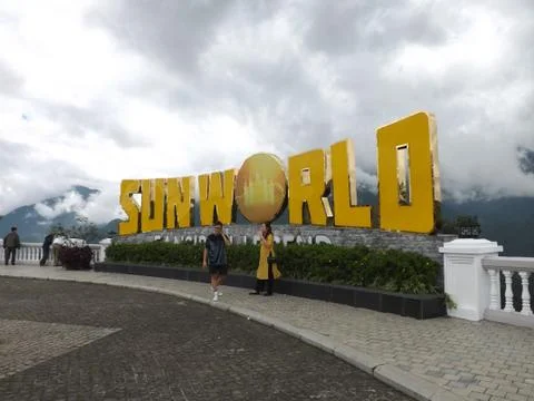 'Sun World' Sign On The Viewing Platform Near The Summit Of Fansipan Mountain Stock-Fotos
