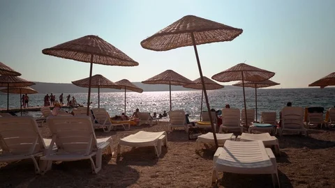 Sunbathers by the sea 動画素材 125323341