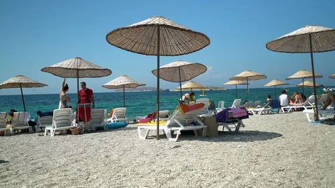 Sunbathers by the sea Vidéo 125341388