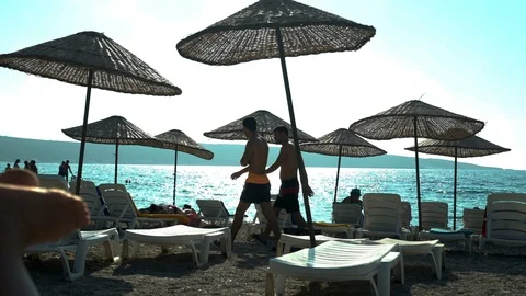 Sunbathers by the sea Видео 125542728