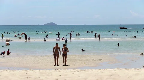 Sunbathers Take A Dip In The Ocean To Cool Off 스톡 동영상 41252930