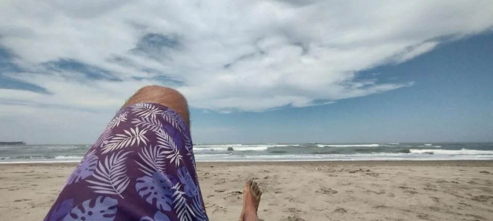 Sunbathing with a panoramic view of the clouds Foto stock