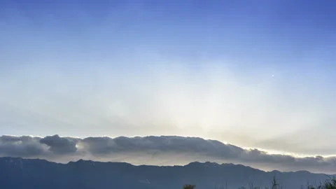 Sunbeam and clouds at dusk. Vídeo Stock 85732091