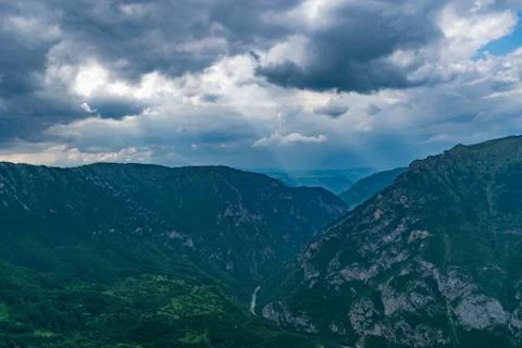 The sunbeam makes its way through the clouds to the mountainside. Stock-Fotos